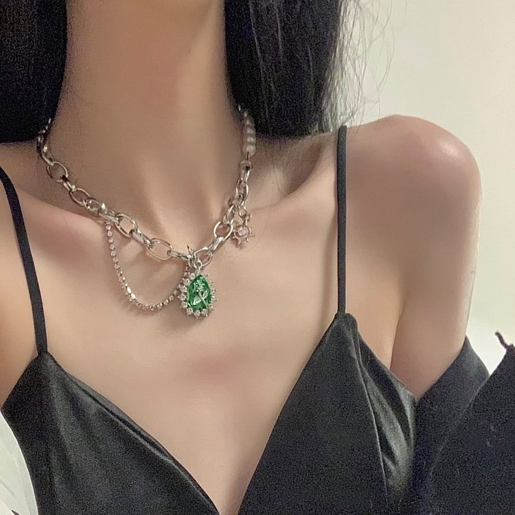 Emerald Pendant and Pearl Necklace KERENTILA