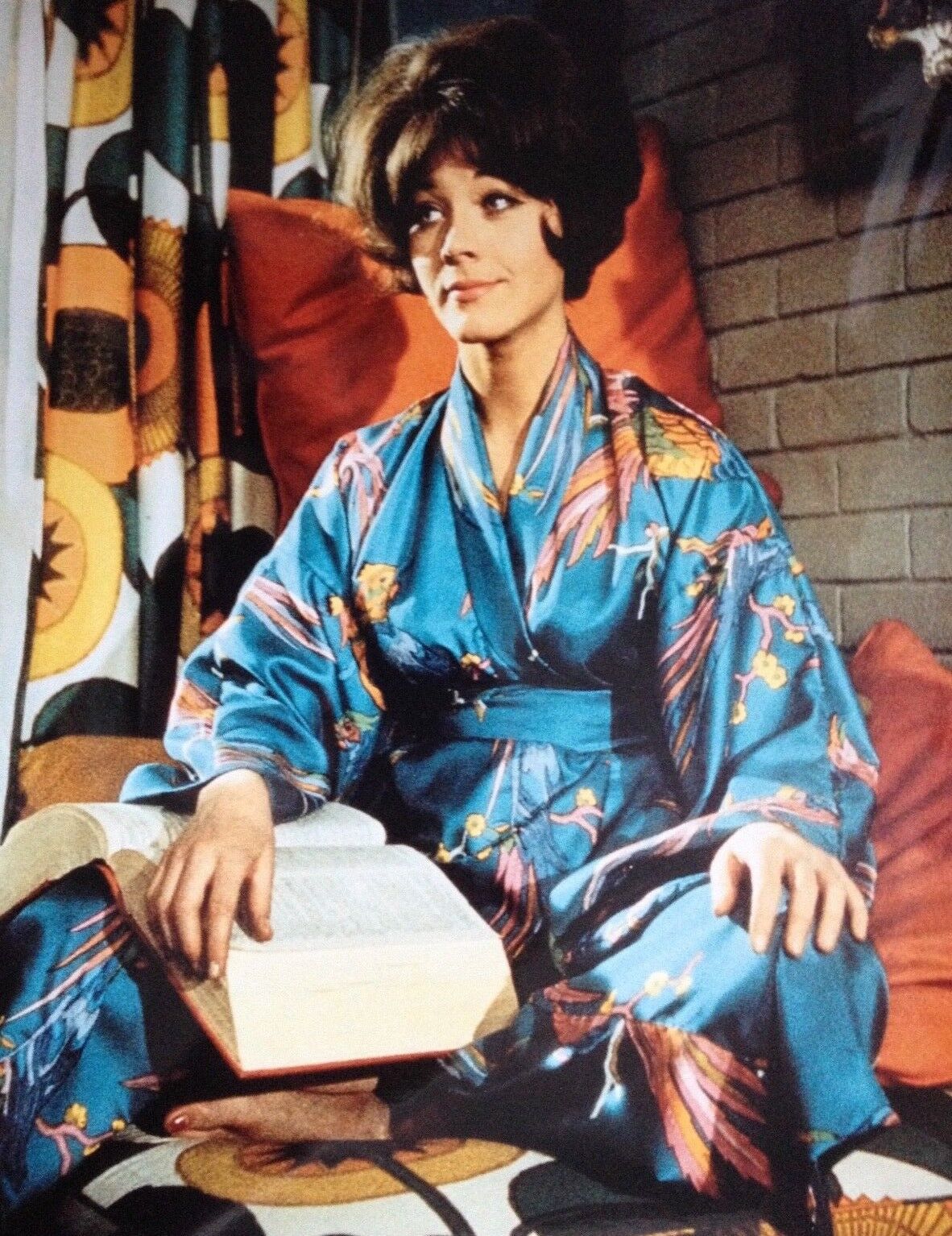 LINDA THORSON ( 3 ) - THE AVENGERS ACTRESS - SUPERB UNSIGNED Photo Poster paintingGRAPH