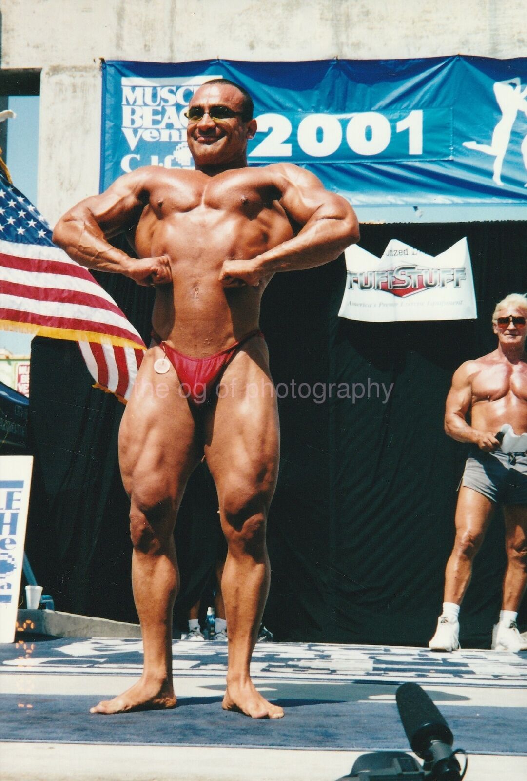 MUSCLE BEACH BODYBUILDER Found Photo Poster painting VENICE BEACH CALIFORNIA Man POSING 91 7 D