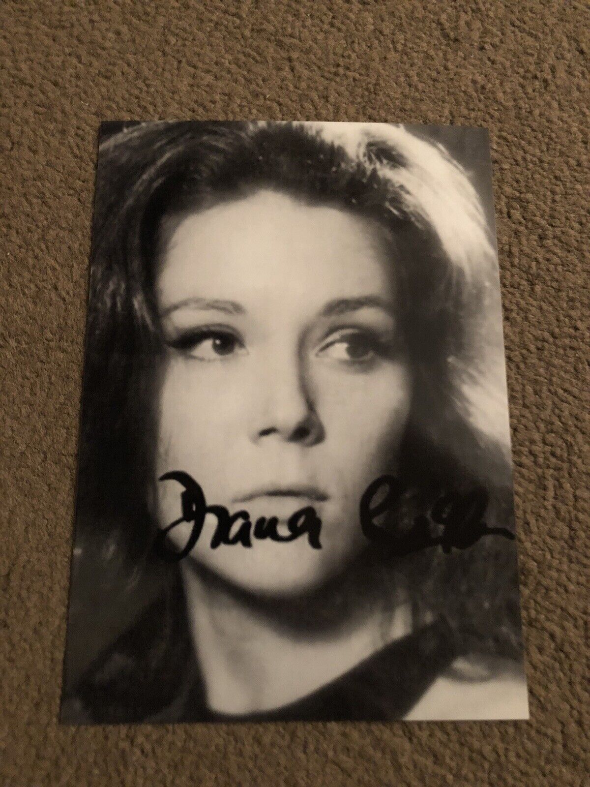 DAME DIANA RIGG (ACTRESS) PRESIGNED Photo Poster painting- 7x5”