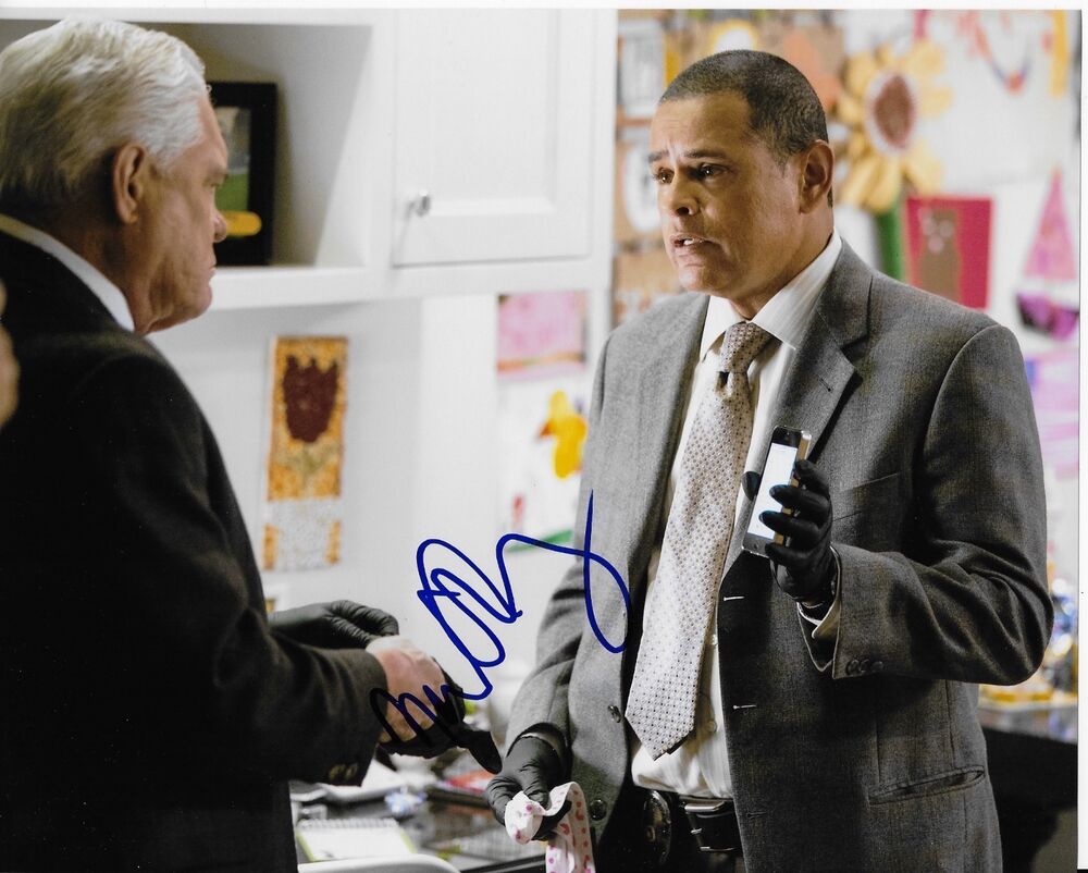 RAYMOND CRUZ 'THE CLOSER' DETECTIVE JULIO SANCHEZ SIGNED 8X10 PICTURE *COA 4