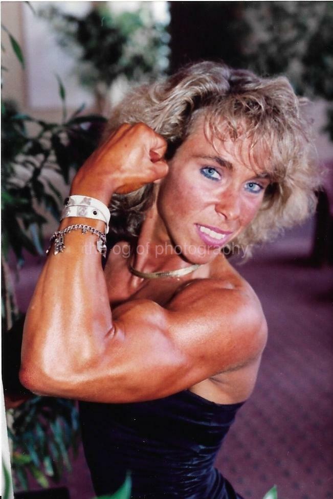 FEMALE BODYBUILDER 80's 90's FOUND Photo Poster painting Color MUSCLE WOMAN Original EN 16 23 N