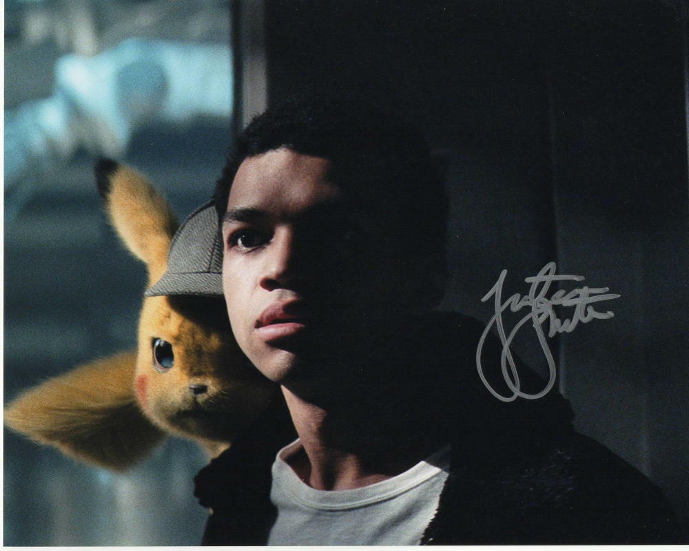 JUSTICE SMITH - SIGNED AUTOGRAPHED 8x10 Photo Poster painting - POKEMON DETECTIVE PIKACHU F