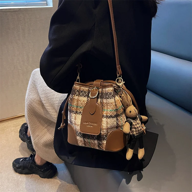 Torba na ramię typu crossbody (w zestawie z zawieszką w kształcie królika)