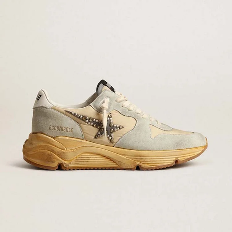 Golden Goose Running Sole Hombre color hielo con estrella de ante con tachuelas