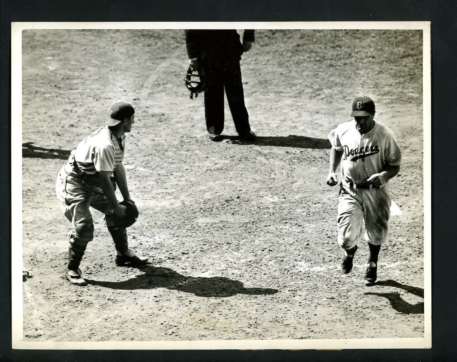 Dolph Camilli & Al Lopez 1943 Press Wire Photo Poster painting Brooklyn Dodgers score 23 runs