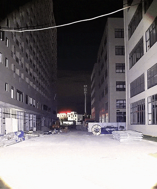 Super bright zoomable flashlight