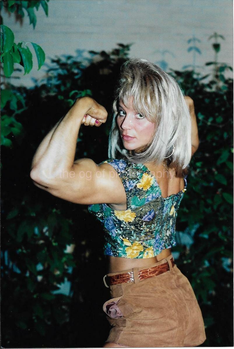 PRETTY MUSCLE GIRL 80's 90's FOUND Photo Poster painting Color Female Bodybuilder EN 16 26 O