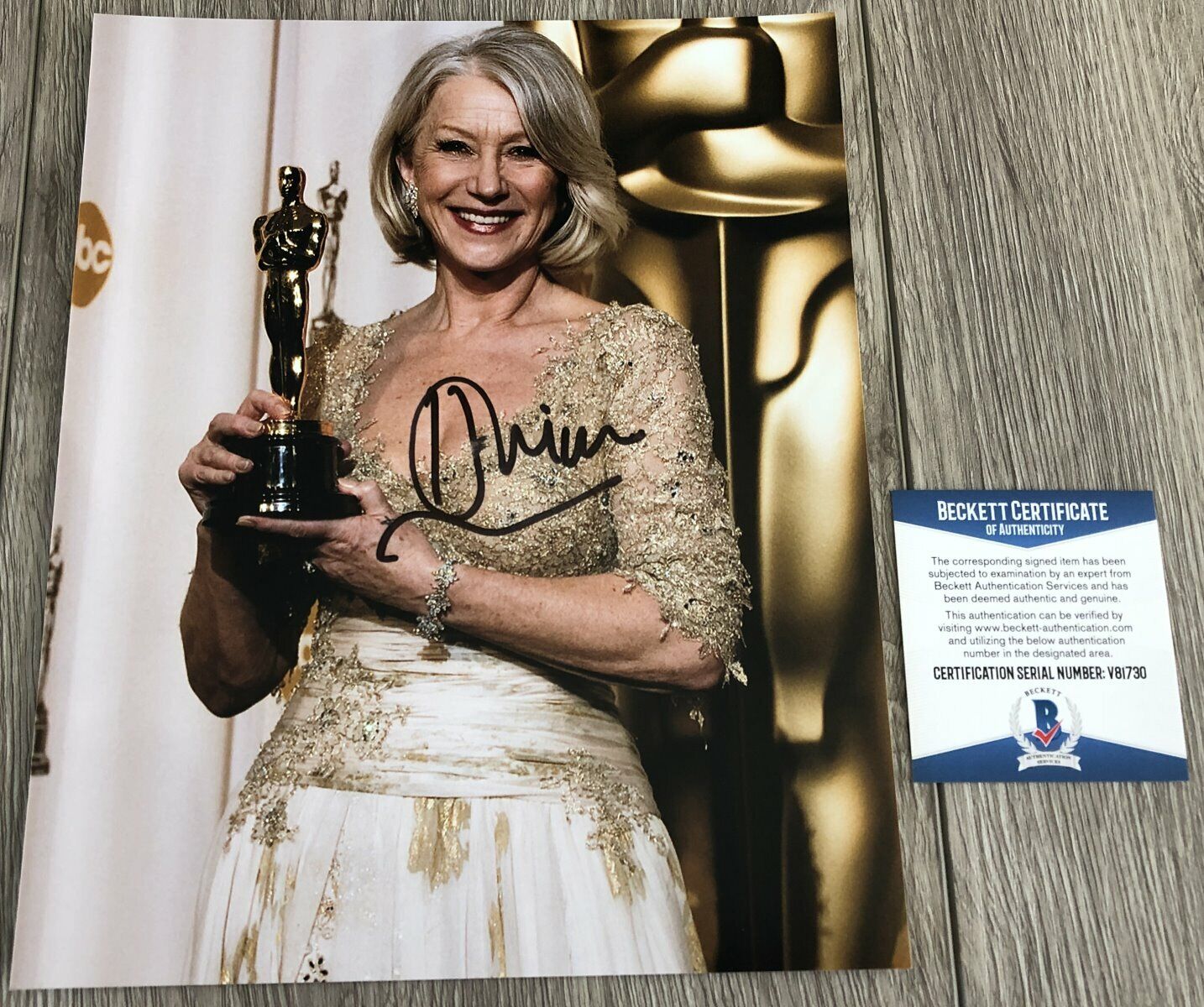 HELEN MIRREN SIGNED THE QUEEN OSCARS WINNER 8x10 Photo Poster painting w/EXACT PROOF BECKETT COA