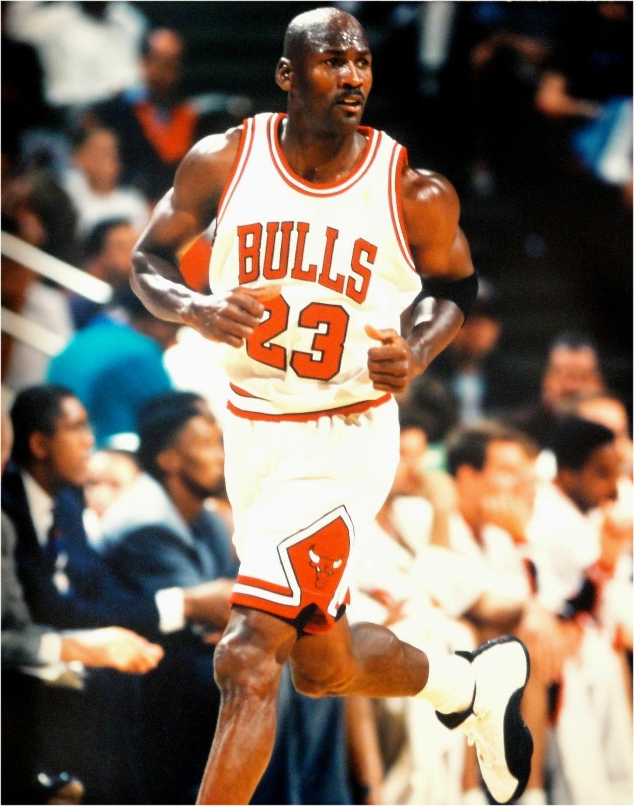 Michael Jordan Unsigned 16x20 Photo Poster painting Chicago Bulls Jogging White Jersey