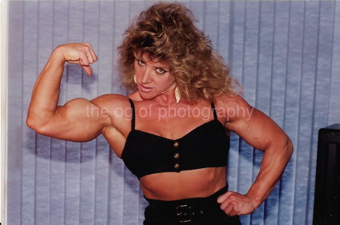 FEMALE BODYBUILDER 80's 90's FOUND Photo Poster painting Color MUSCLE GIRL Original EN 17 33 Y