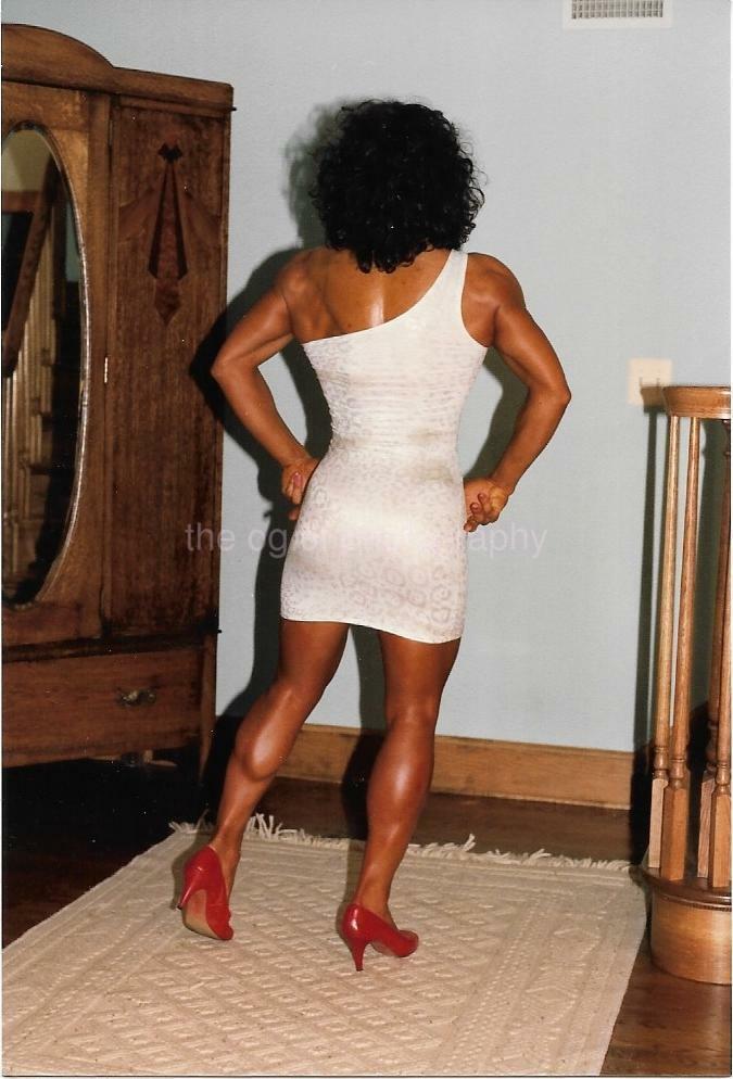 PRETTY BUFF WOMAN found Photo Poster painting MUSCLE GIRL Color PORTRAIT EN 110 31 Q