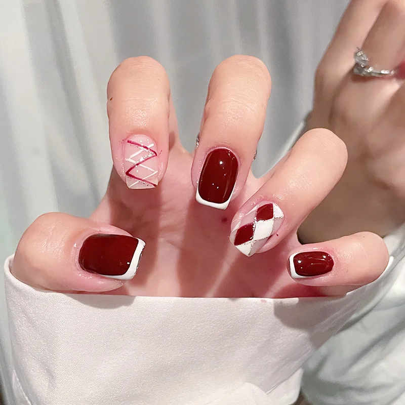 Qinice 24Pcs/Set Milkshake Diamond Lattice Wearing False Nails Tips Fall Winter Adhesive Fake Nails Removable French Press on Nail Art