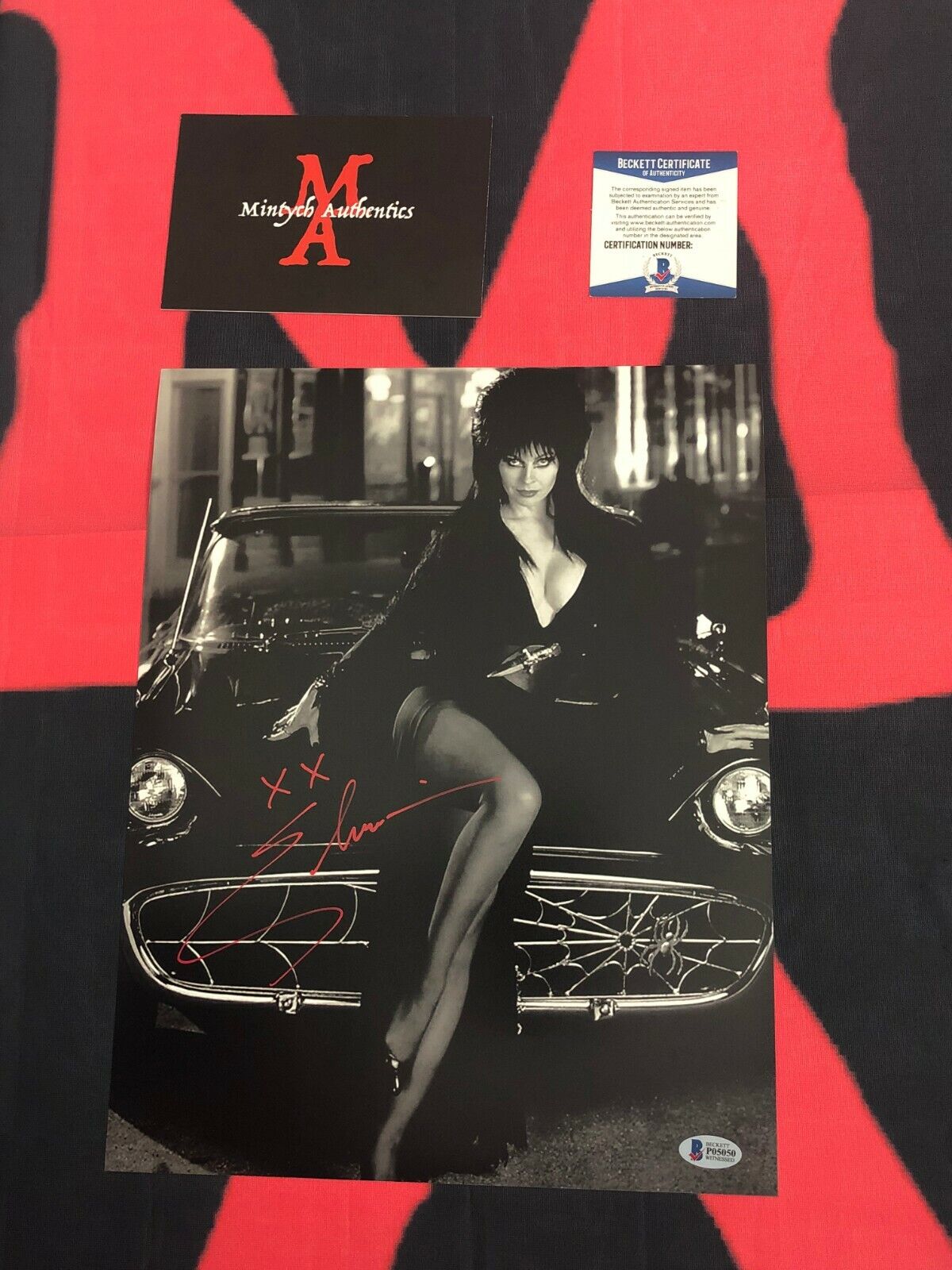 ELVIRA CASSANDRA PETERSON AUTOGRAPHED SIGNED 11x14 Photo Poster painting! BECKETT COA! HORROR!