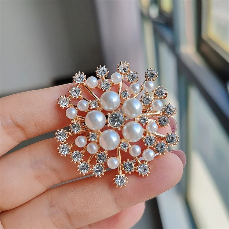 Jiebangke Snowflake Pearl Shining Maple Leaf Brooches Elegant Rhinestone Pin Fashion Clothes Jewelry Beautiful Wedding Party Accessories