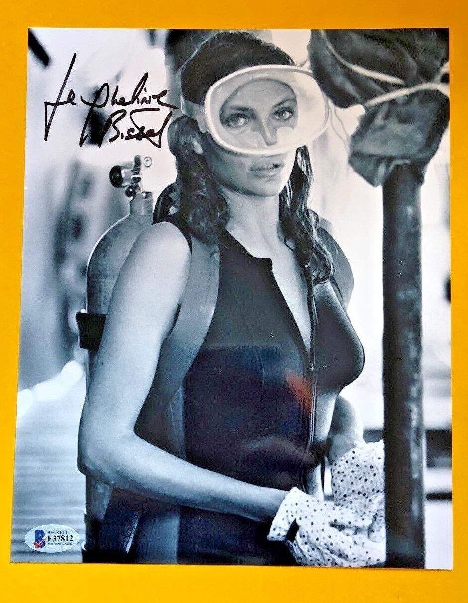 JACQUELINE BISSET SIGNED 8X10 THE DEEP MOVIE Photo Poster painting BECKETT CERTIFIED