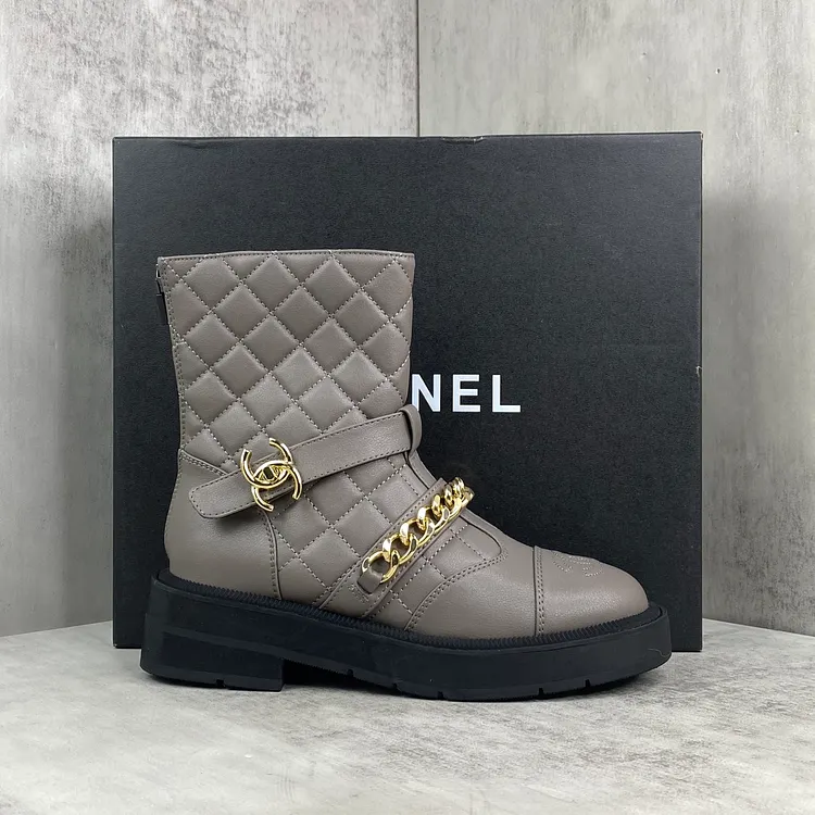 Finally, I own these Chanel quilted boots from CHANEL 2025! Classic quilted pattern.