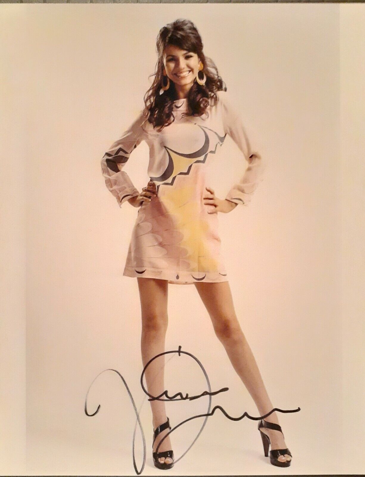 Victoria Justice signed 8x10