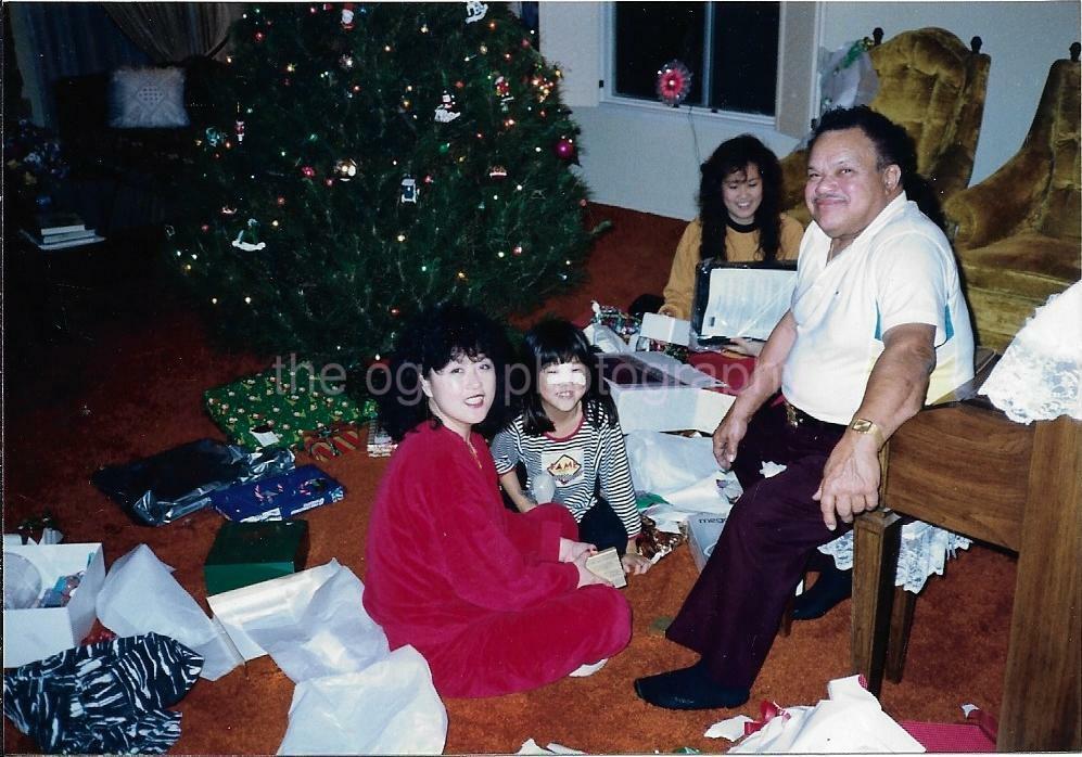 Christmas Morning FOUND FAMILY Photo Poster paintingGRAPH Color TREE Snapshot VINTAGE 05 8 K