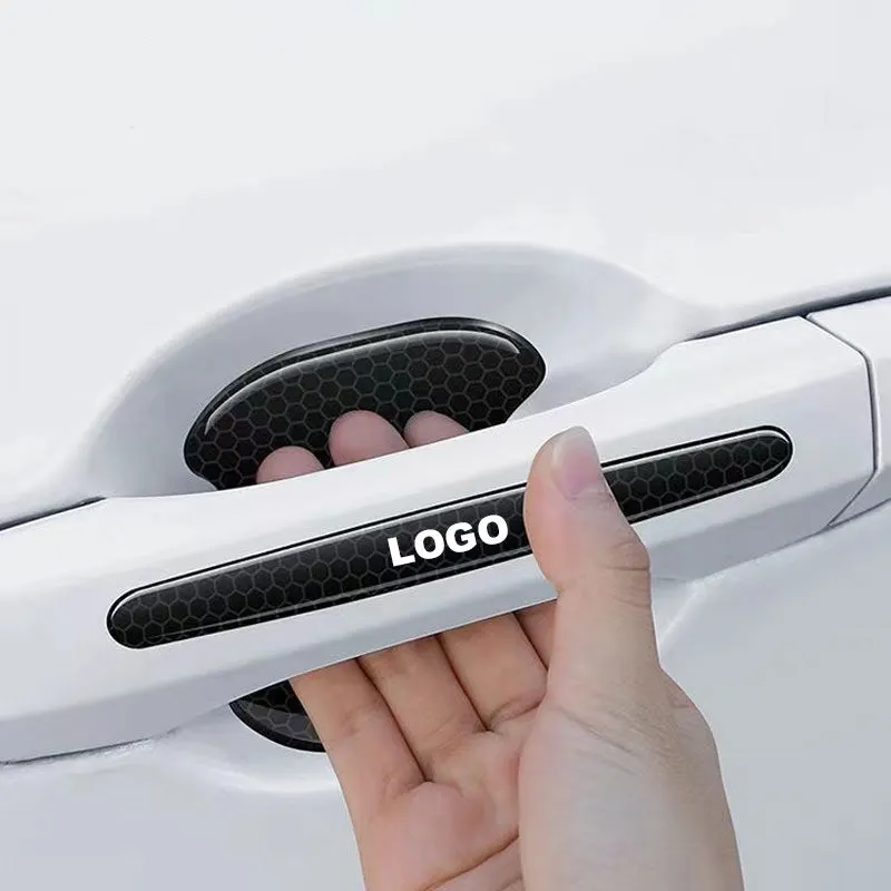 Juodi lipdukai ant automobilio durų rankenos