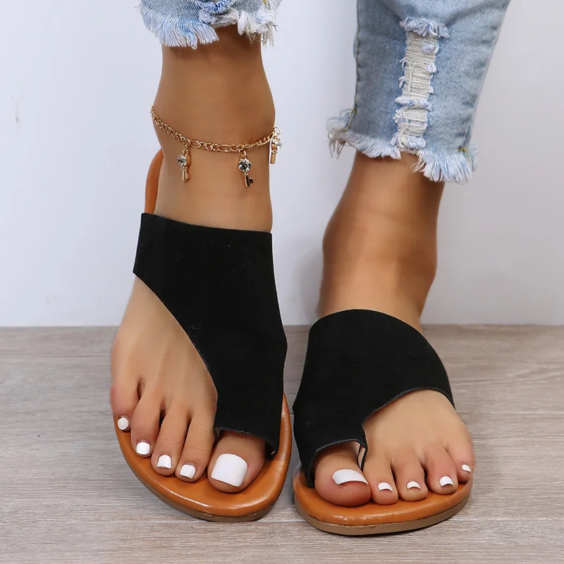 Women's sandals with flat soles