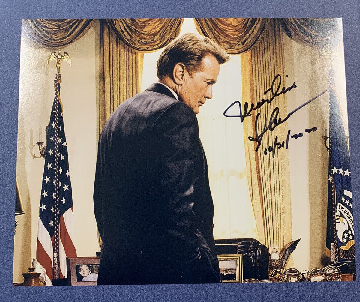 MARTIN SHEEN SIGNED 8x10 Photo Poster painting ACTOR AUTOGRAPHED THE WEST WING TV STAR RARE COA