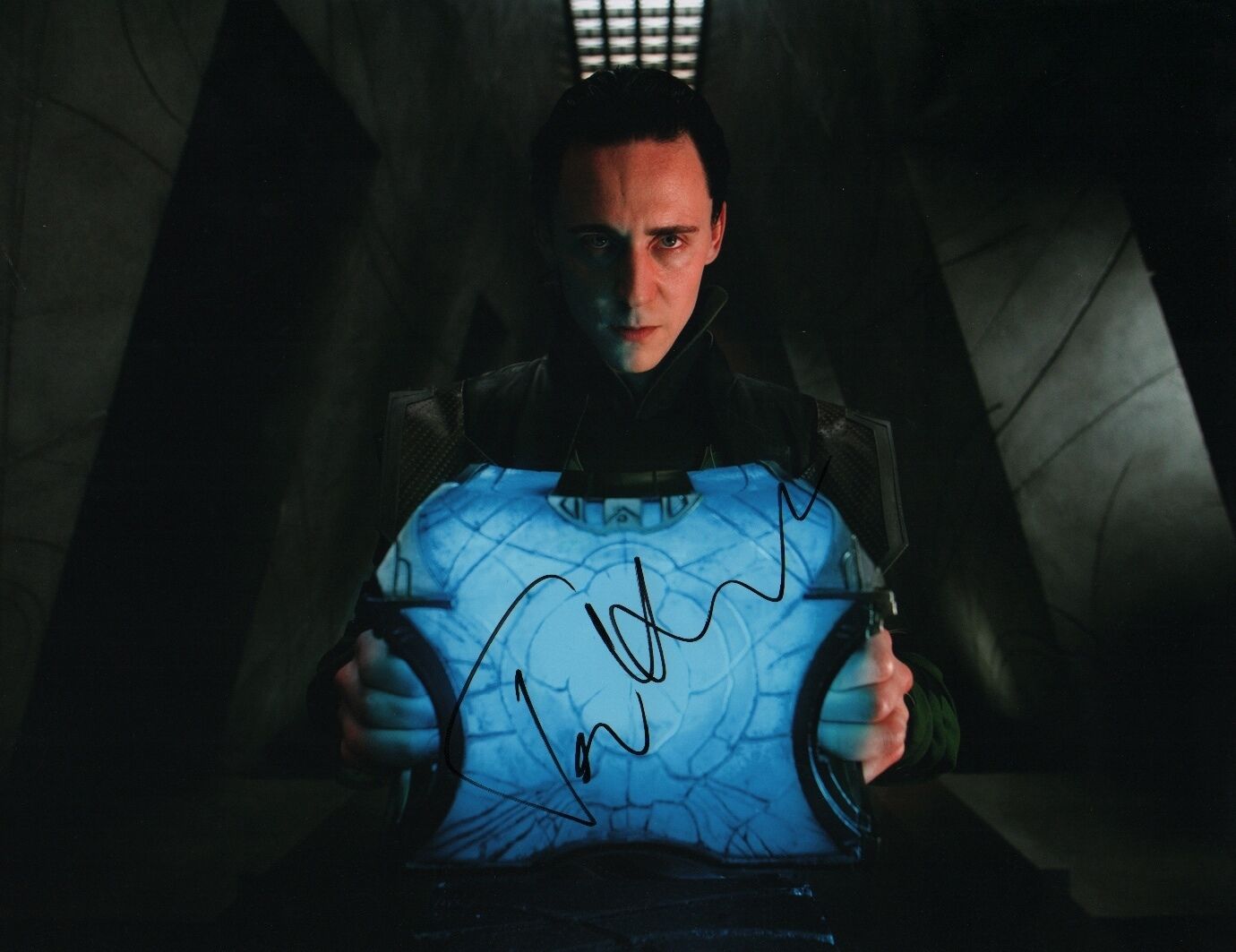 Tom Hiddleston (Avengers: Age of Ultron) signed 11x14 Photo Poster painting