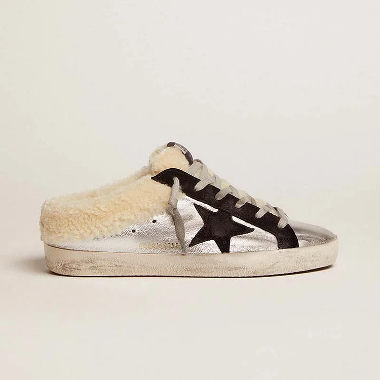 Sabot Mujer Golden Goose Super-Star de piel laminada plateada con estrella negra