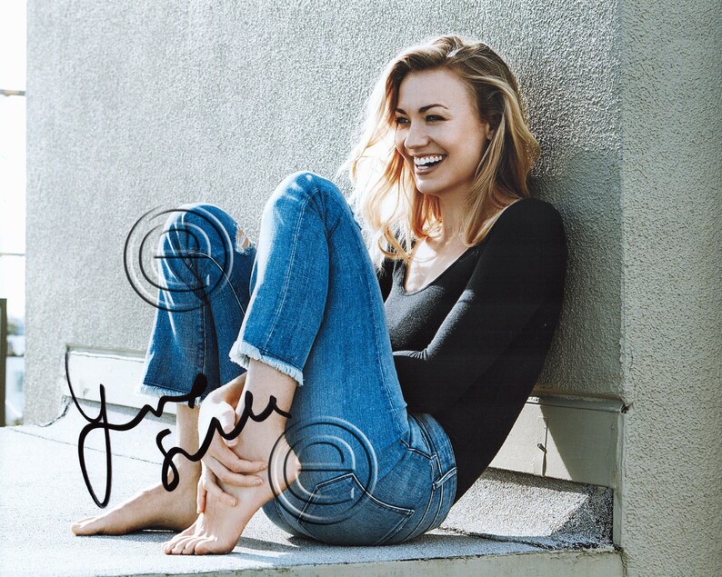 Yvonne Strahovski Autographed Signed Photo Poster painting 8 x 10 print Photo Poster painting picture poster wall art autograph