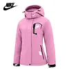 NIKE&reg; női sz&eacute;l- &eacute;s v&iacute;z&aacute;ll&oacute; kab&aacute;t l&eacute;g&aacute;teresztő GORE-TEX&reg; membr&aacute;nnal a meleg &eacute;s k&eacute;nyelmes viselet&eacute;rt.