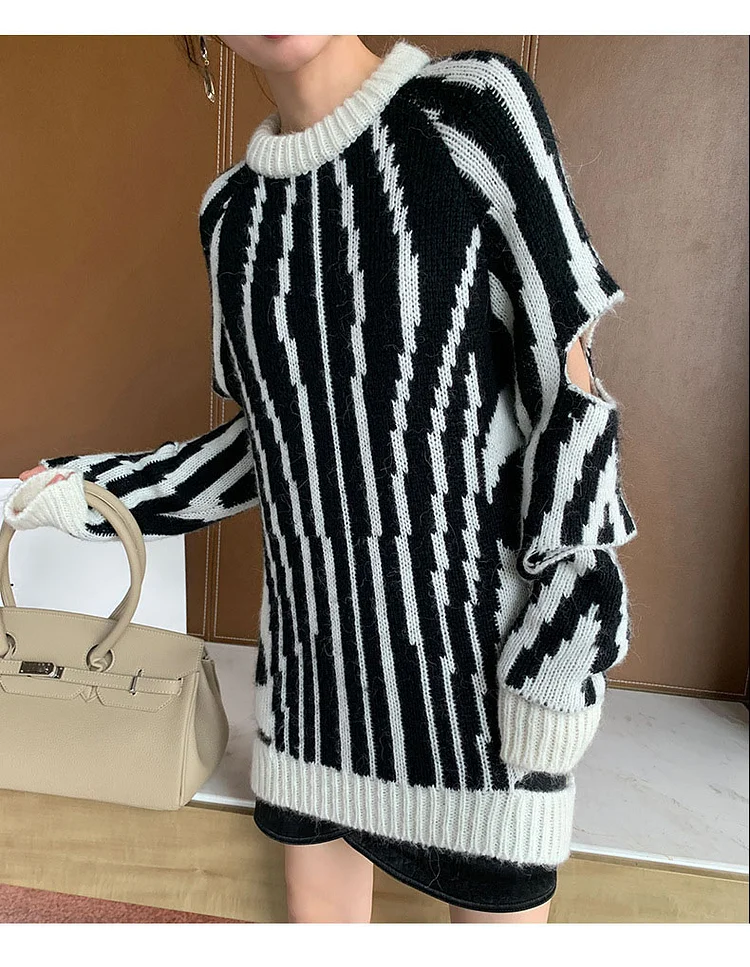 Art Black O-neck Contrast Colors Hole Long Sleeve Knit Sweater