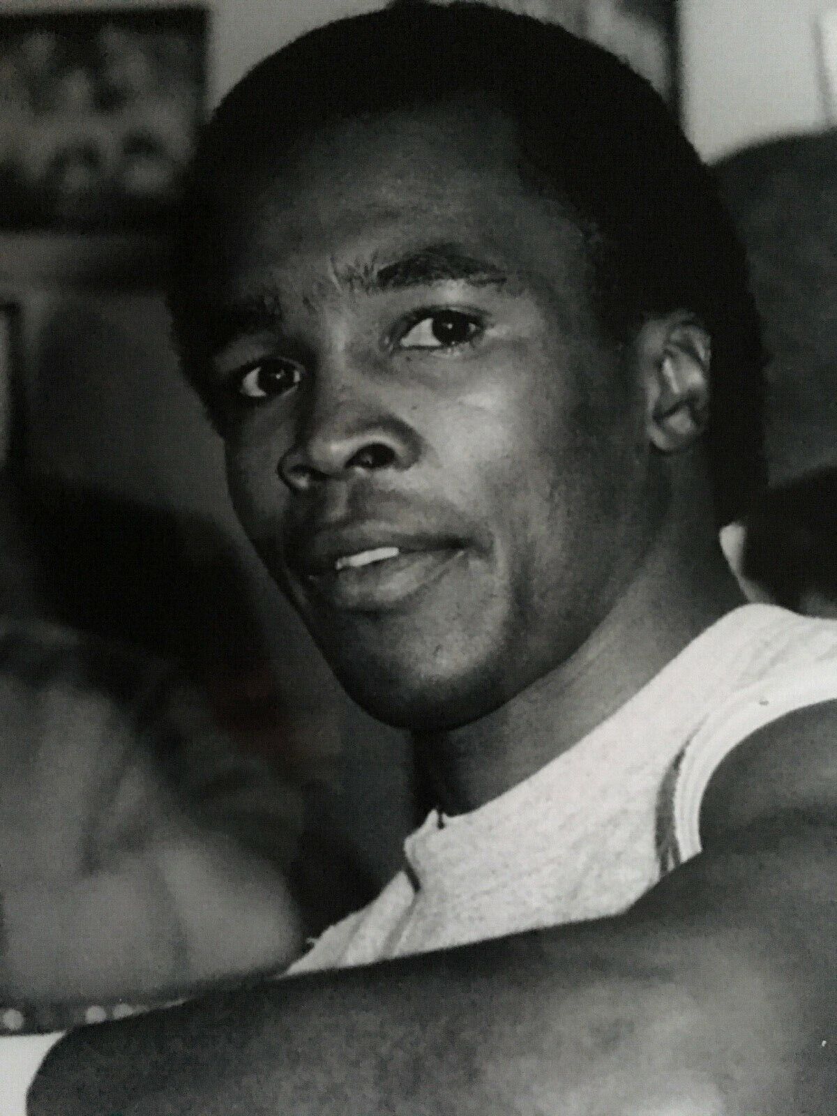 SUGAR RAY LEONARD - LEGENDARY WORLD CHAMP - EXCELLENT UNSIGNED Photo Poster paintingGRAPH