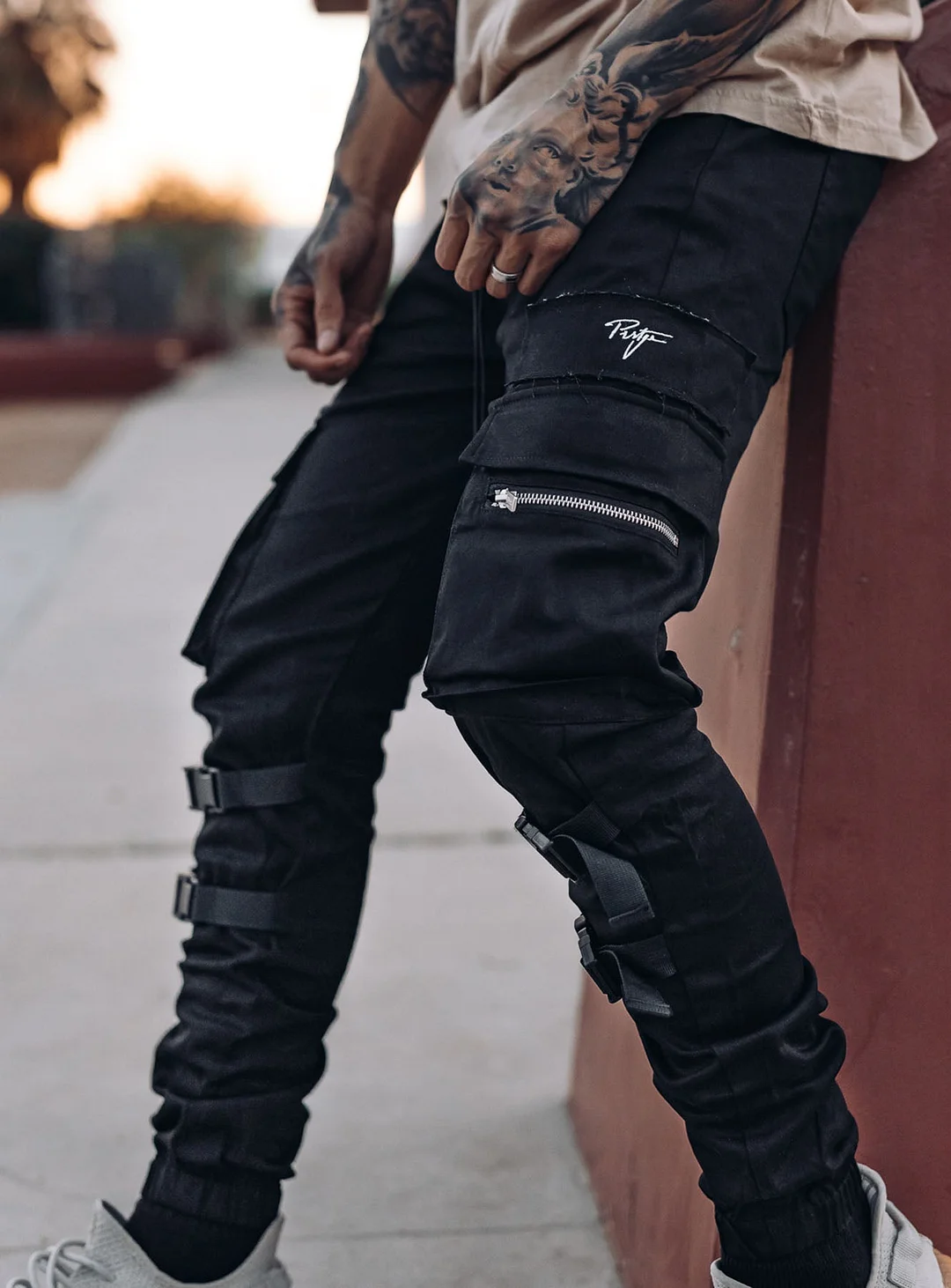 Signature Cargo Pants V2 in Black