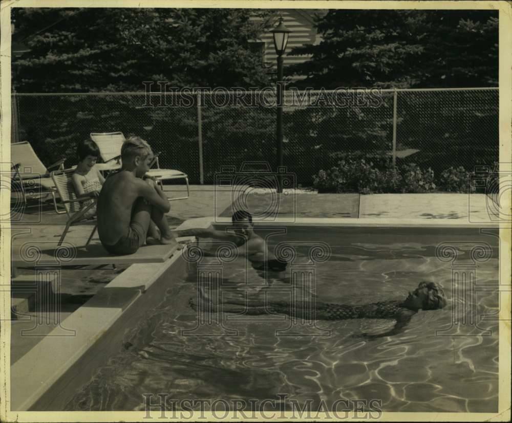 Press Photo Poster painting Family enjoys playing in in ground Pacific Palm Pool - tua20101