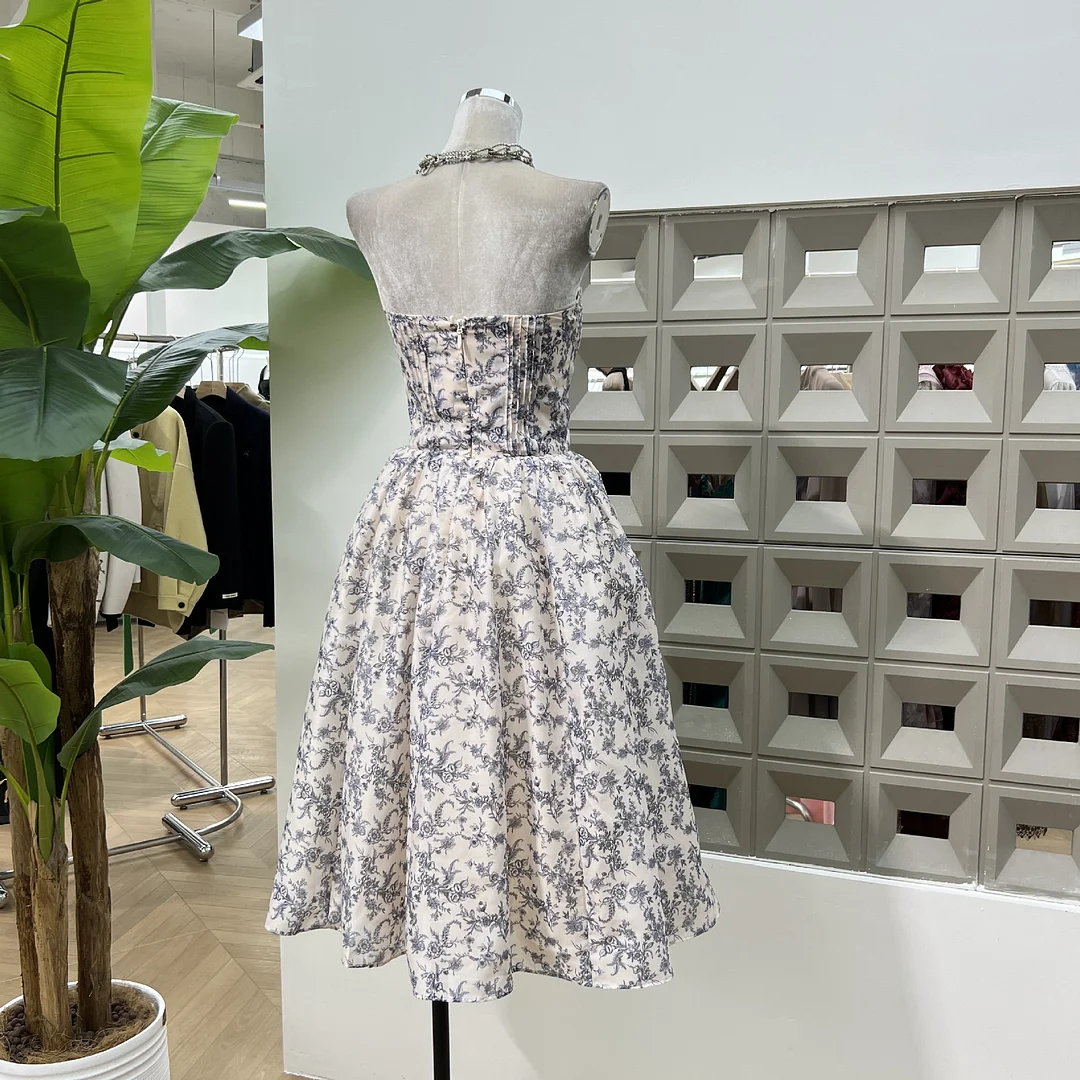 Brownm Blue And White Porcelain Bottle Retro Temperament Ponbo Pongi French Princess With Long Broken Flower Romantic Dress