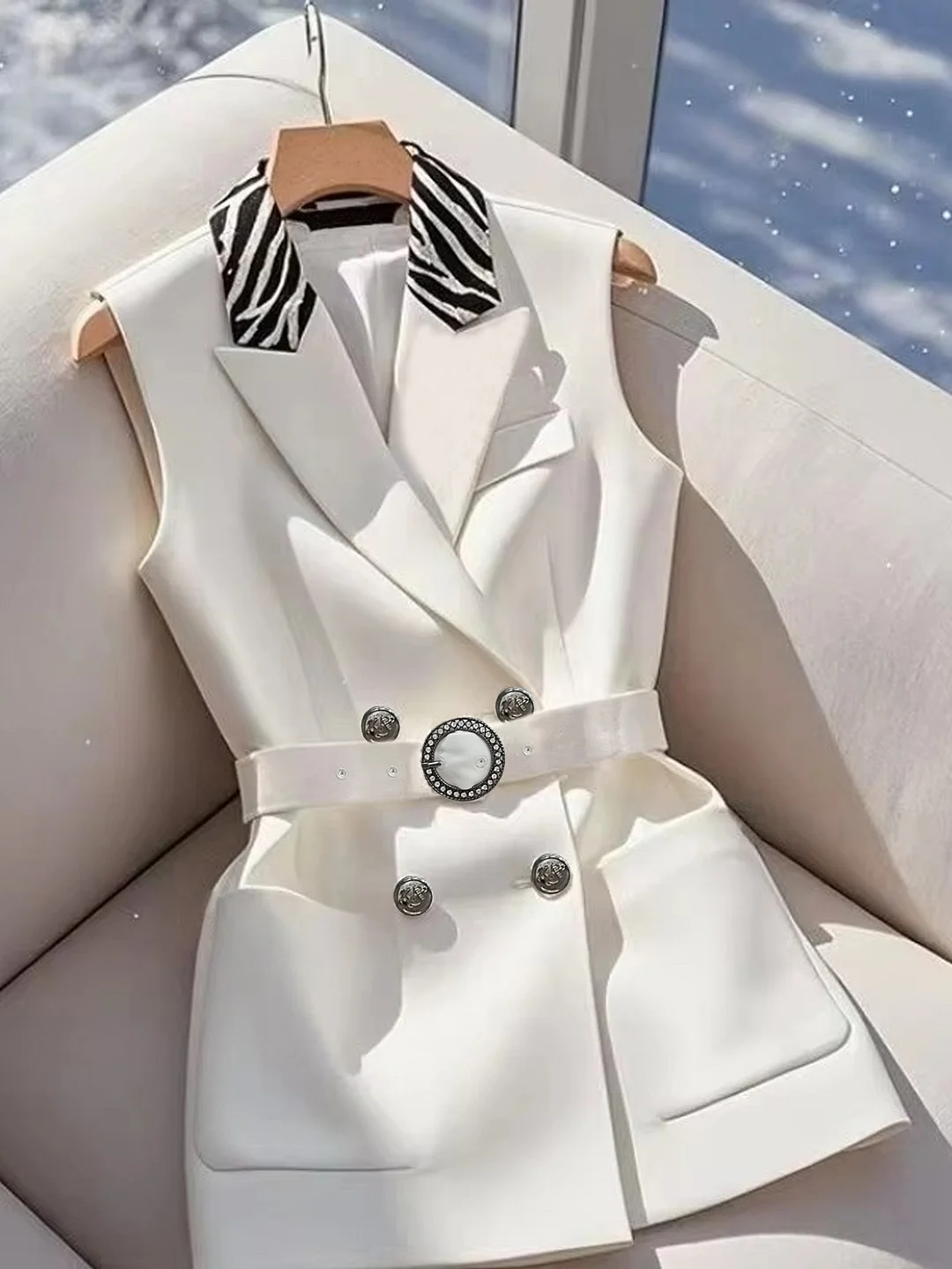 Elegant Women's Sleeveless Blazer Vest With Leopard Print Lapel Collar, Solid Color Summer Jacket With Pockets, Chic Polyester Outerwear For Adults, Stylish Daywear | Modern Women's Blazer | Polyester Fabri | IFYHOME