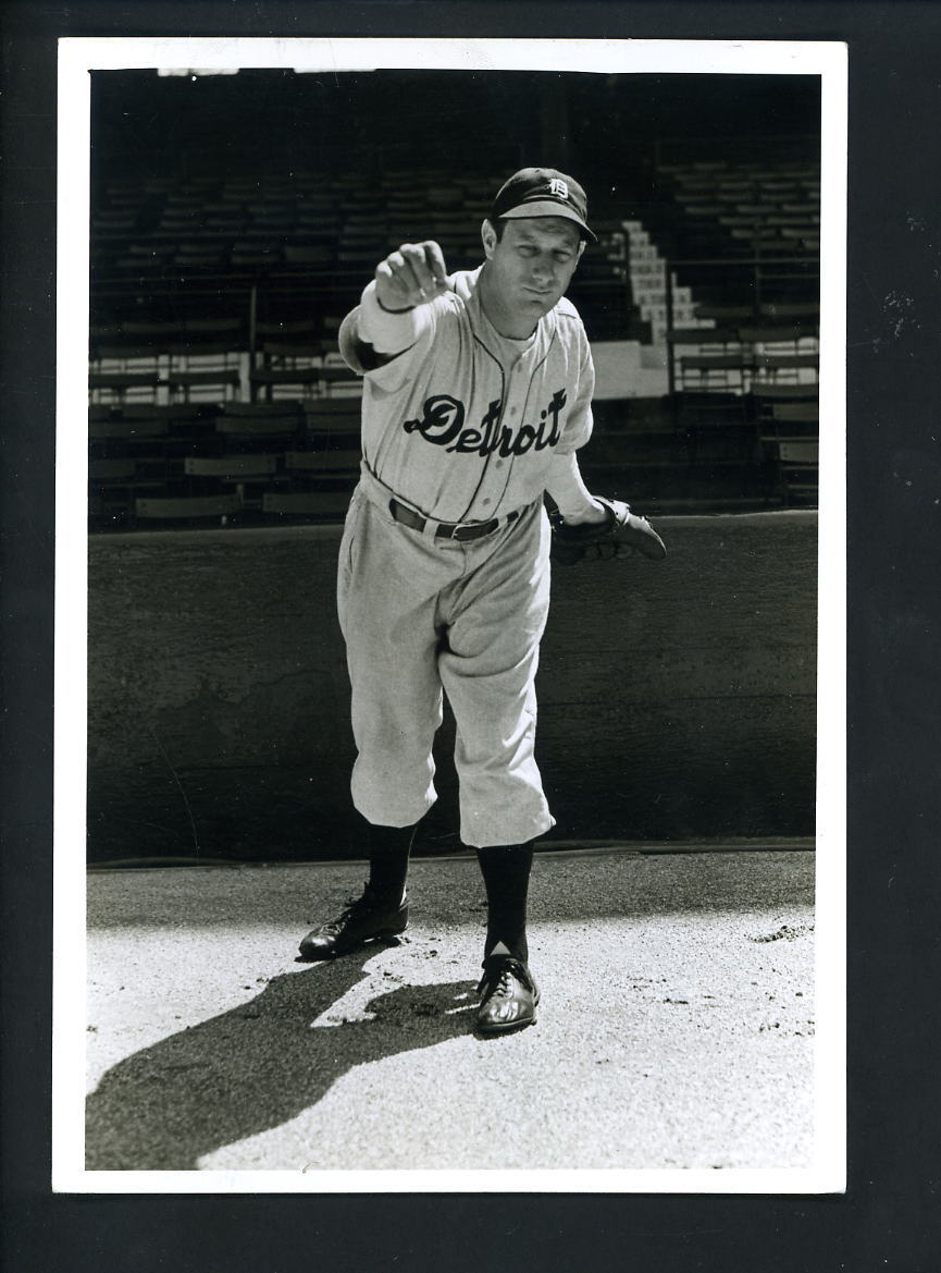 Charlie Fuchs circa 1942 Press Original Photo Poster painting Detroit Tigers