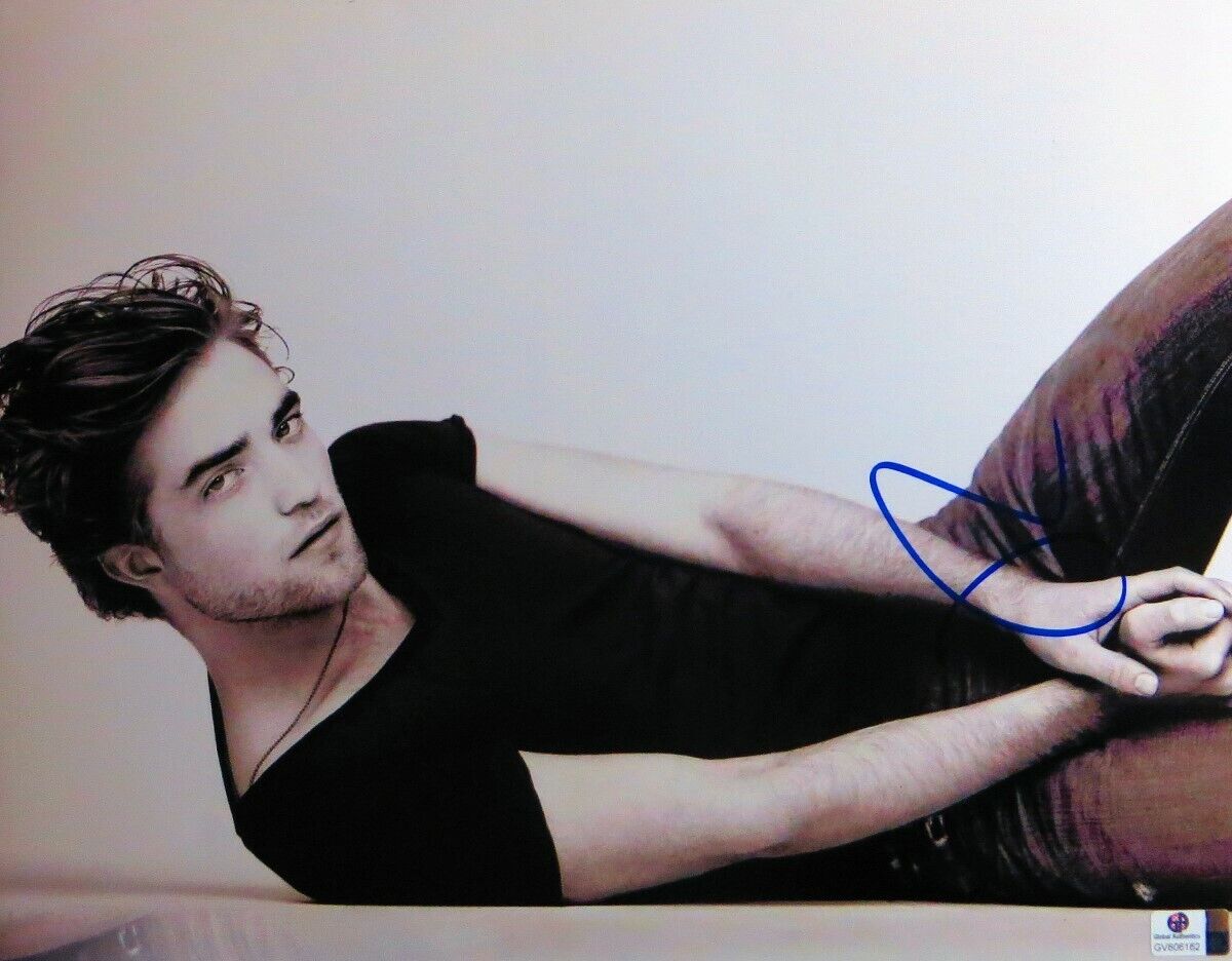 Robert Pattinson Autographed 11X14 Photo Poster painting Twilight Sexy Classic Pose GV806162