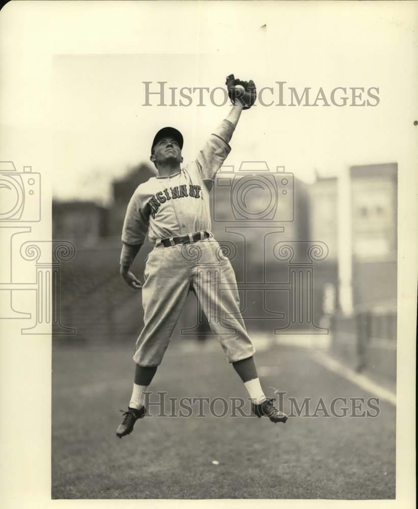 Press Photo Poster painting Jim Outlaw of Cincinnati Baseball Team - lrs12013