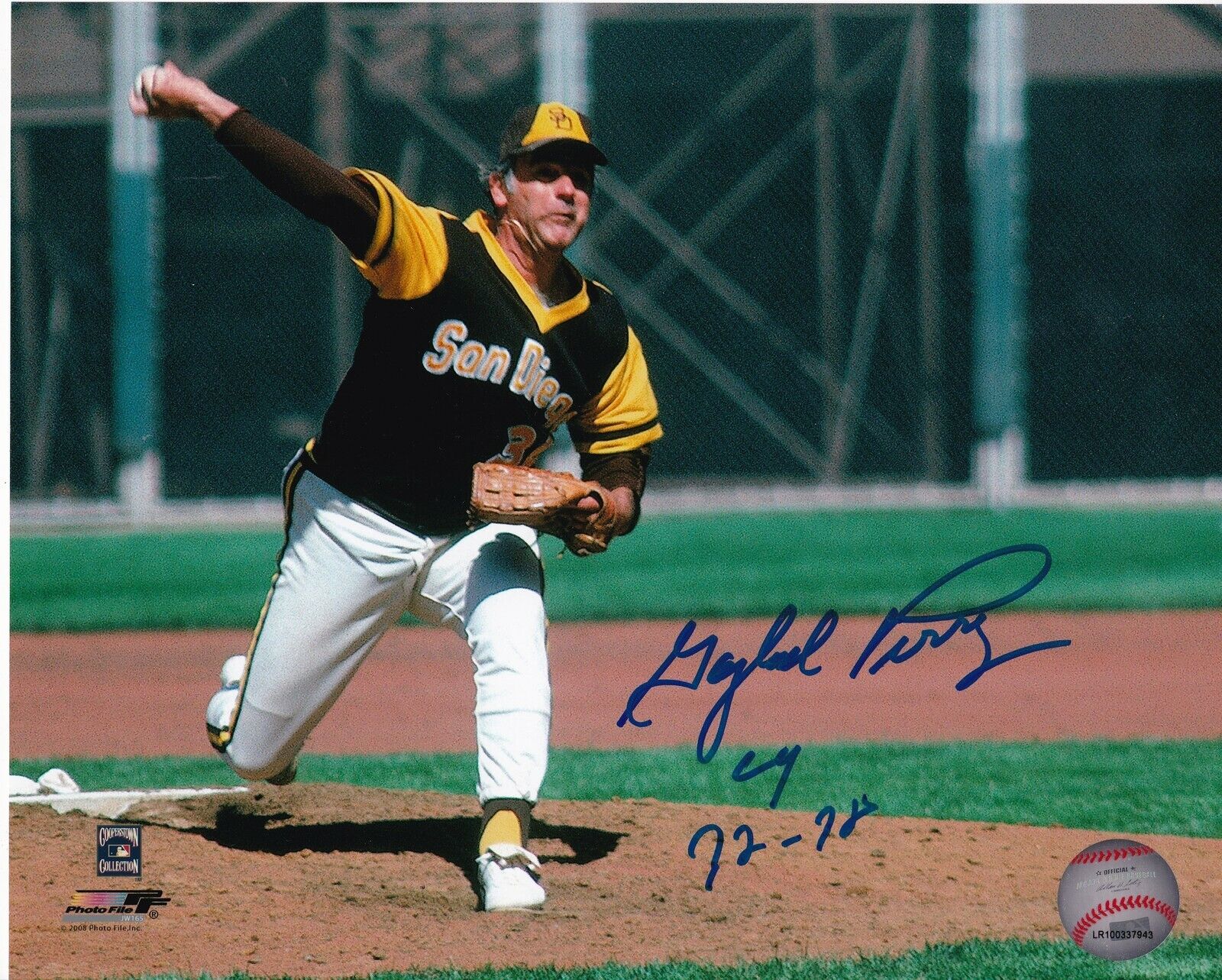 GAYLORD PERRY SAN DIEGO PADRES CY 72-78 ACTION SIGNED 8x10