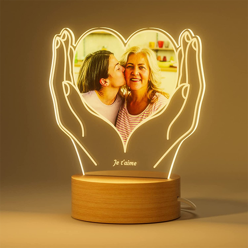 Lampada cuore nei mani con un testo e foto personalizzabili per coppia
