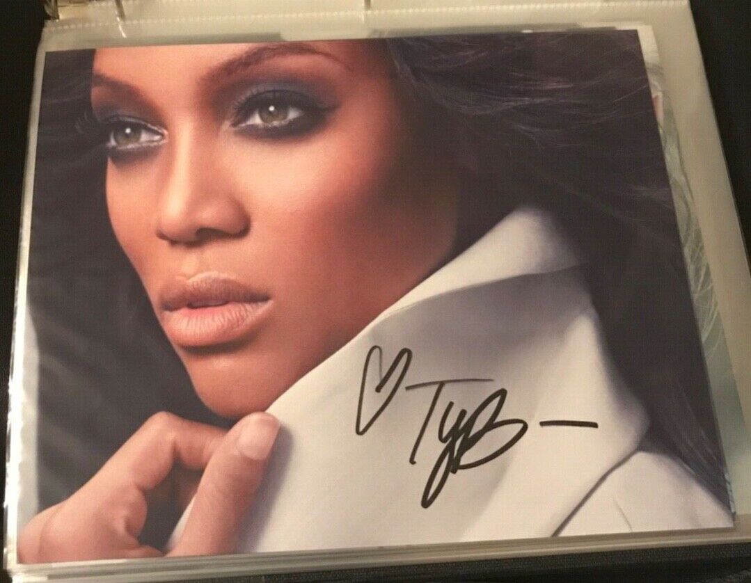 Tyra Banks Autographed Hand Signed 8x10 Photo Poster painting with COA Sexy RARE!  Shipping!