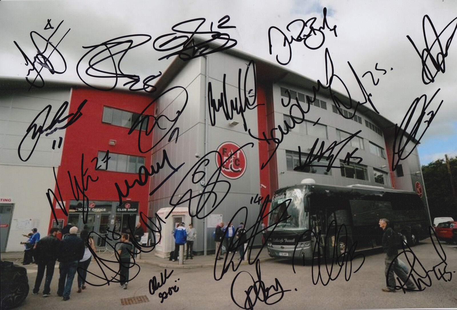 FLEETWOOD TOWN FC 2015/16 SQUAD SIGNED HIGHBURY STADIUM Photo Poster painting 21 AUTOGRAPHS 3.