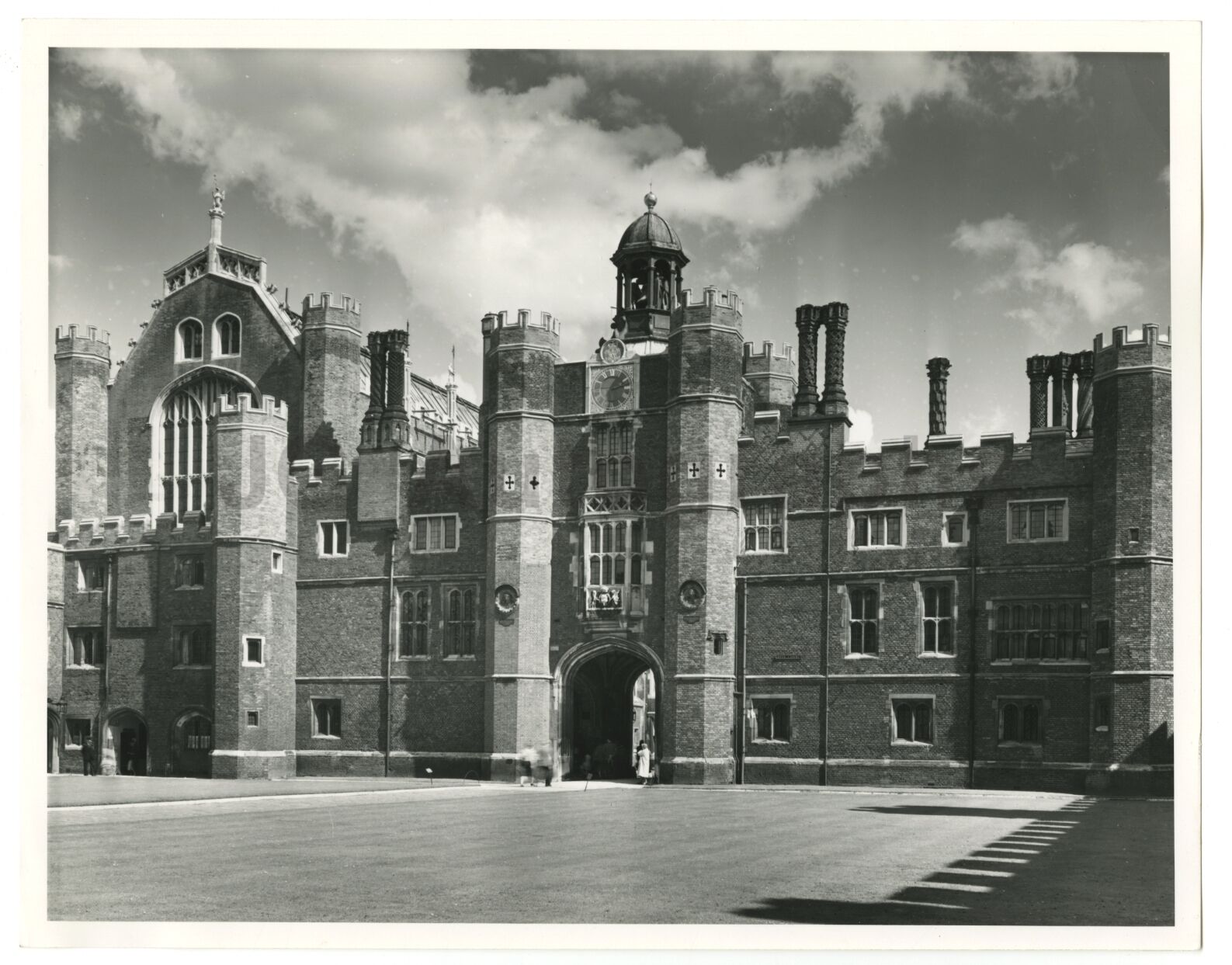 Hampton Court Palace - Vintage 8x10 Publication Photo Poster paintinggraph - England