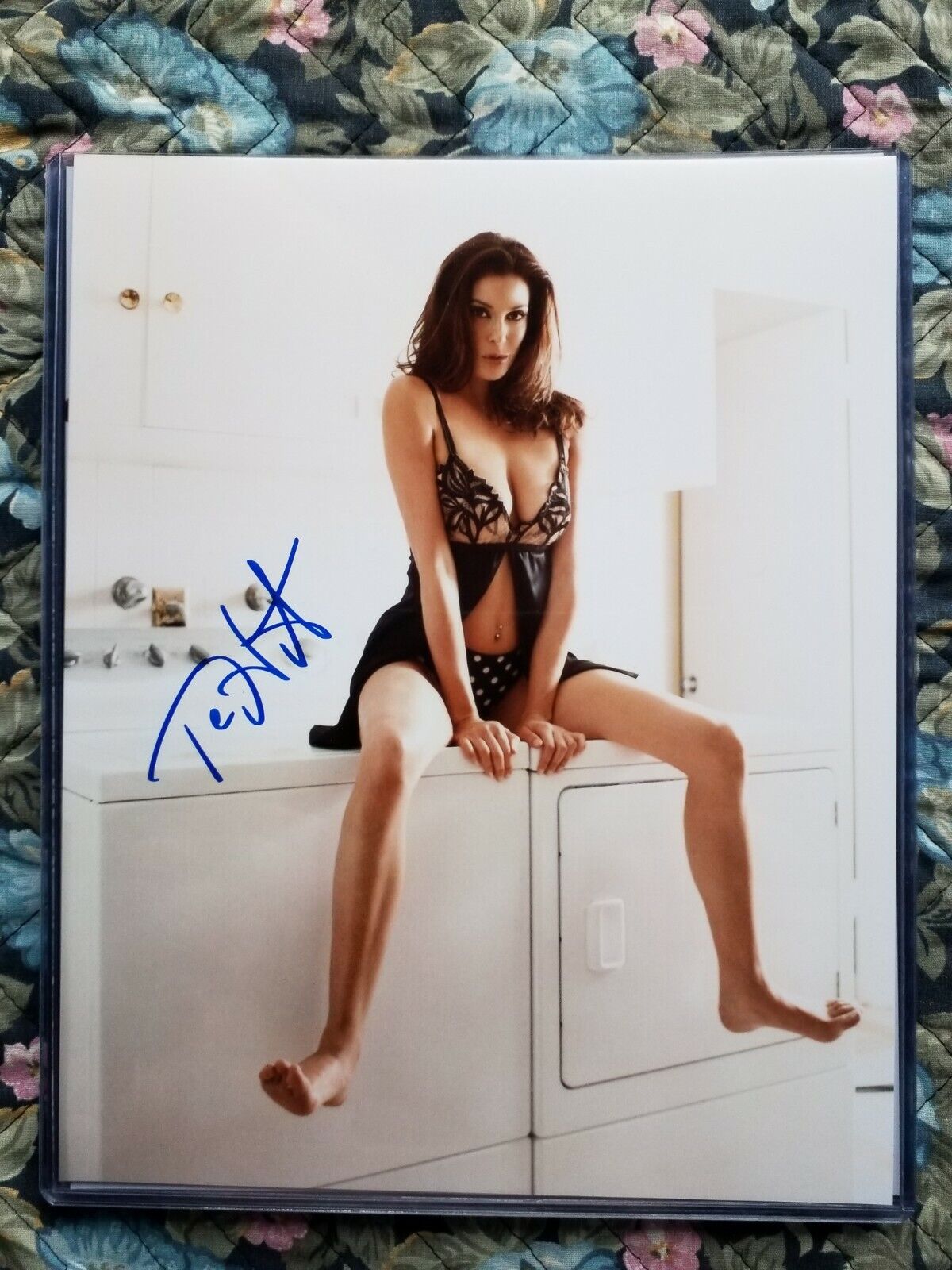 Autographed Teri Hatcher signed 8 x 10 Photo Poster painting Cute