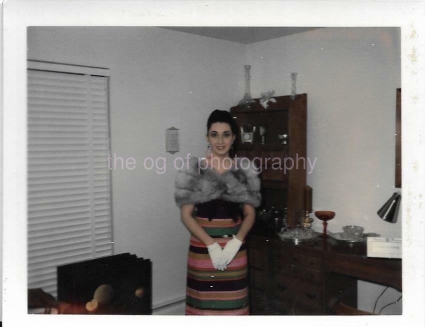 FOUND Photo Poster paintingGRAPH Color WHITE GLOVE GIRL Original Snapshot VINTAGE JD 110 7 YY