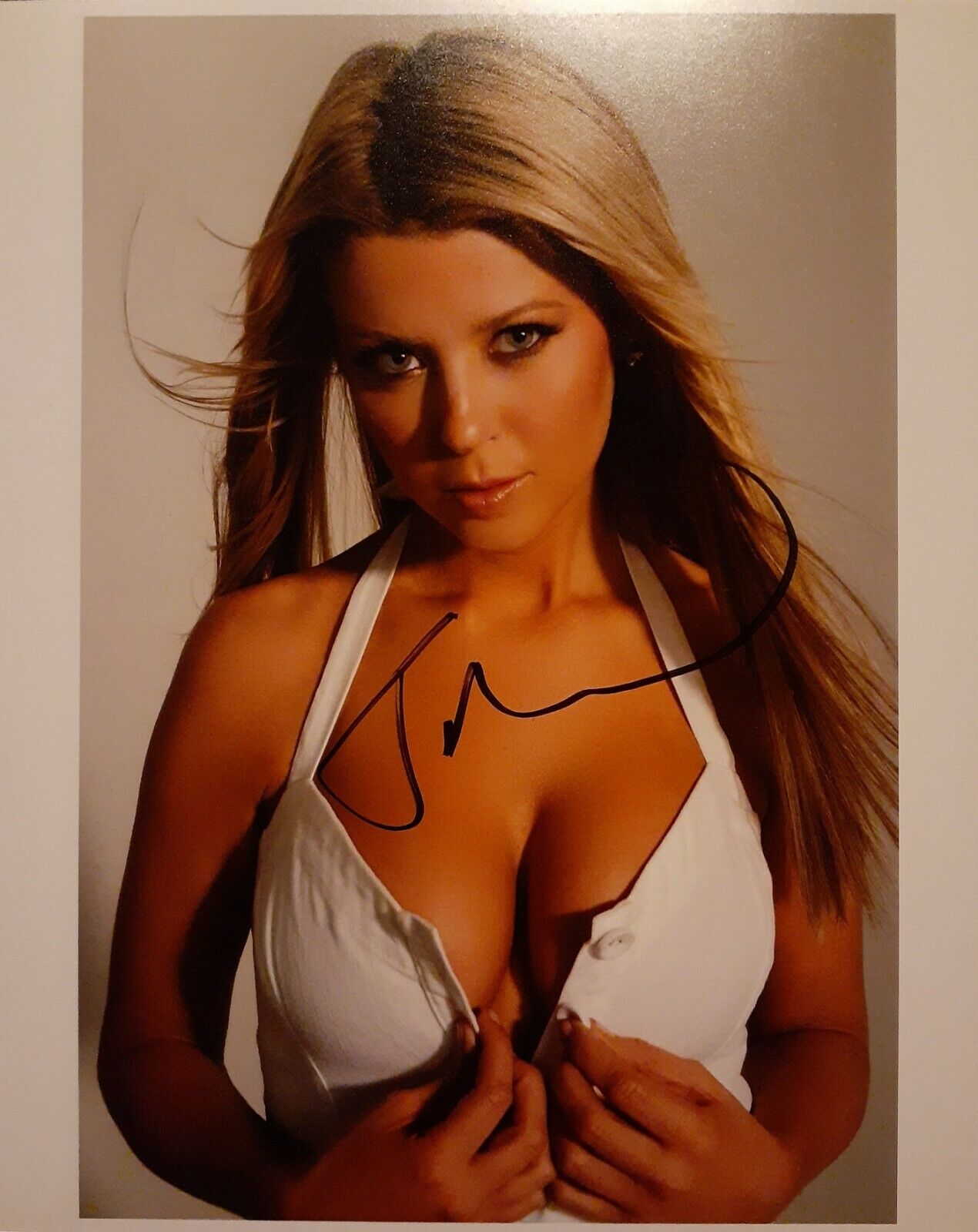 Tara Reid signed 8x10