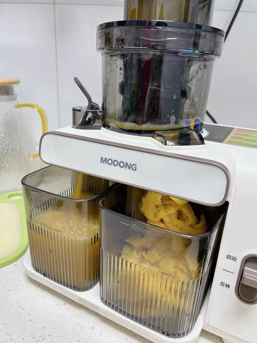 يمكن للعصارة المزودة بفتحة تغذية أوسع بمقدار 12 سم استيعاب قطع أكبر من الطعام، مما يلغي الحاجة إلى تقطيع الفواكه والخضروات، ويمكنها استخلاص العصير بسرعة