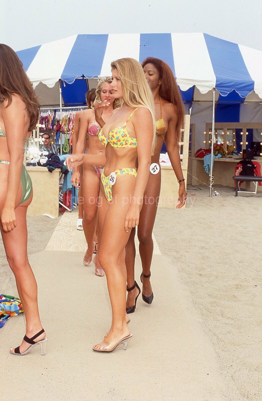 BIKINI GIRLS 35mm FOUND SLIDE Transparency VERY PRETTY WOMEN Photo Poster painting 010 T 9 J