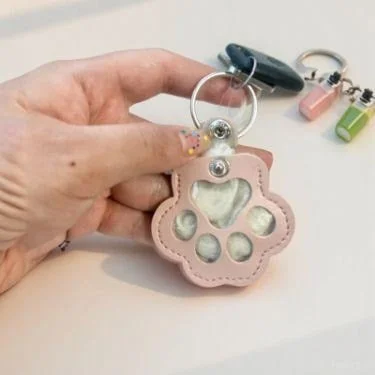 🔥LAST DAY 49% OFF - 🐾Pet Paw Shaped Leather Keychain